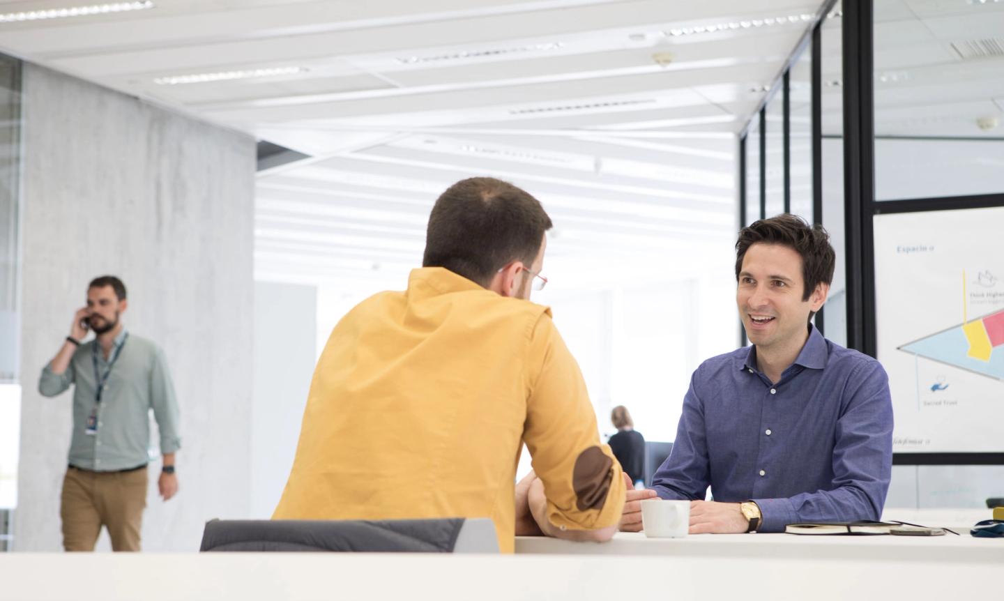 Páginas borrosas de un dossier abierto